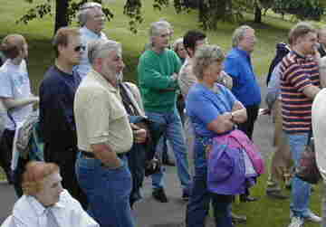 crowd.jpg (8452 bytes)