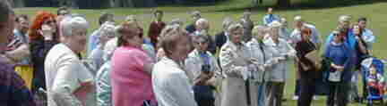 crowd2.jpg (5368 bytes)
